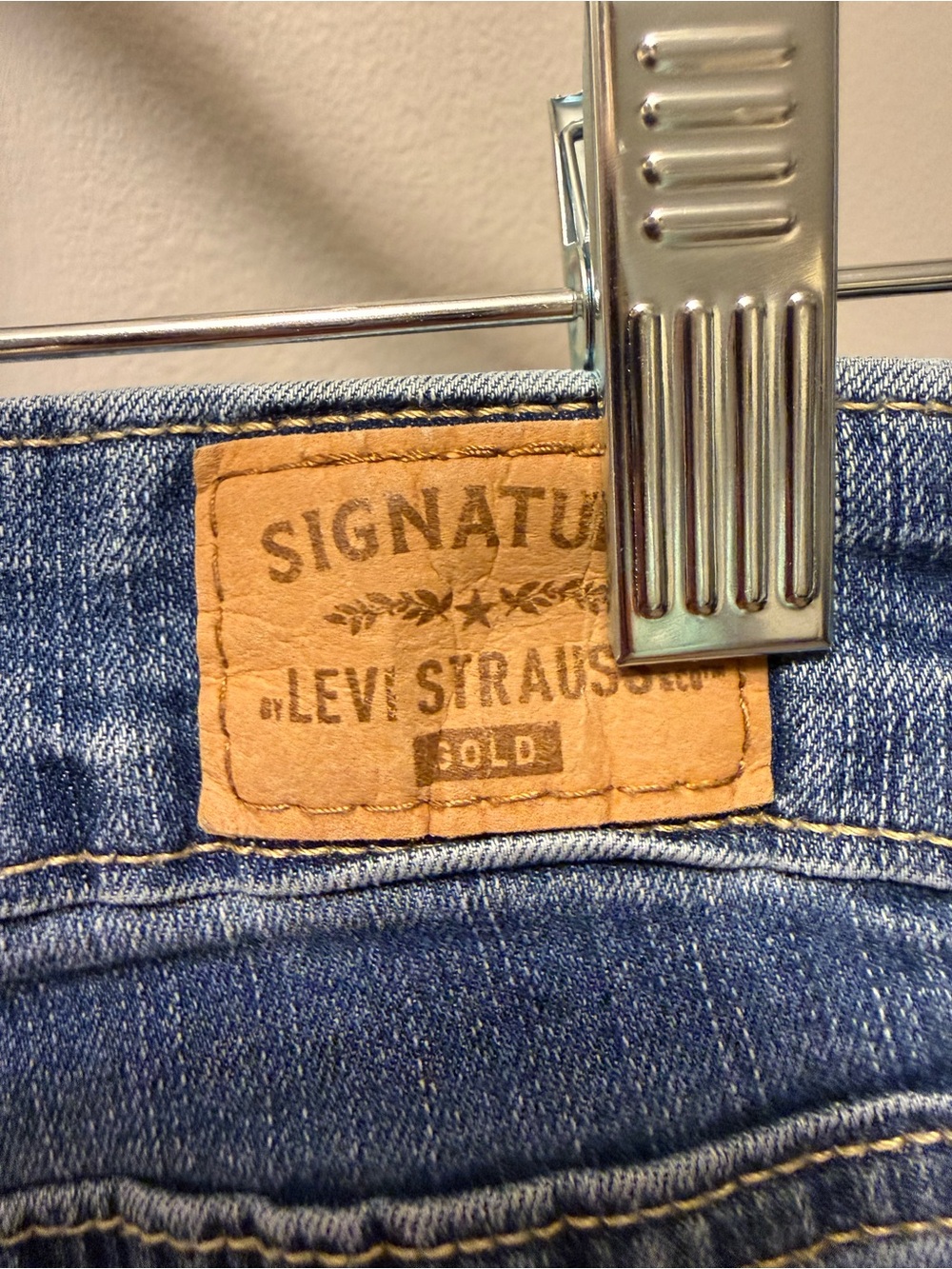 Levi’s Classic High-Rise Distressed Women’s Jeans in Blue - Picture 5 of 9
